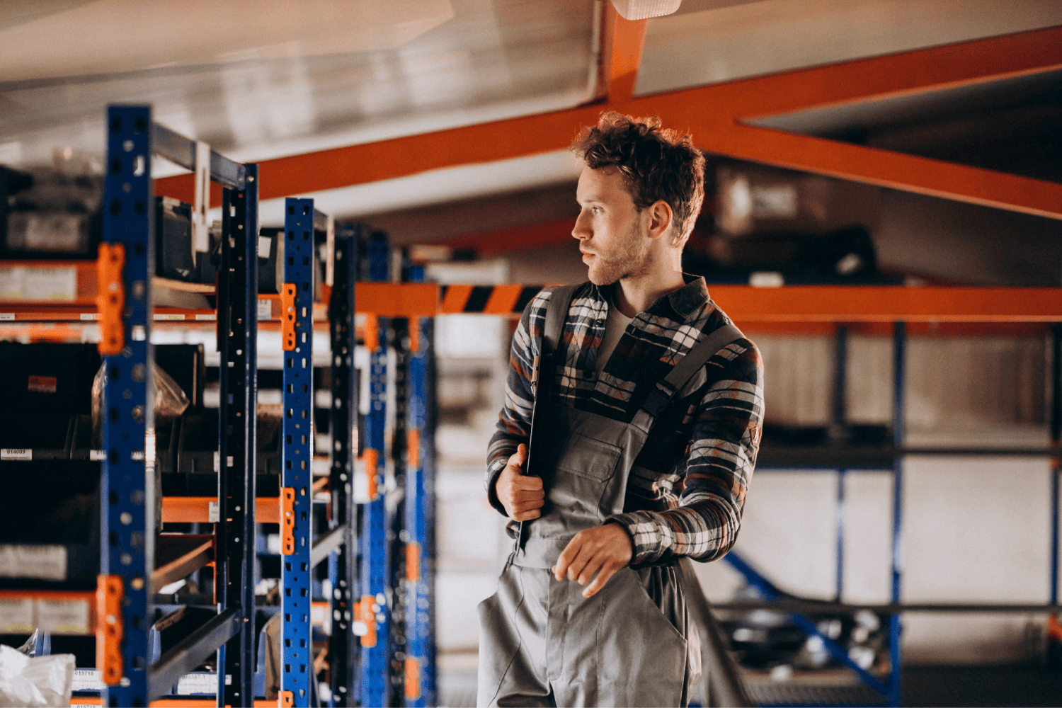 hombre-trabajando-en-una-fabrica-de-carton